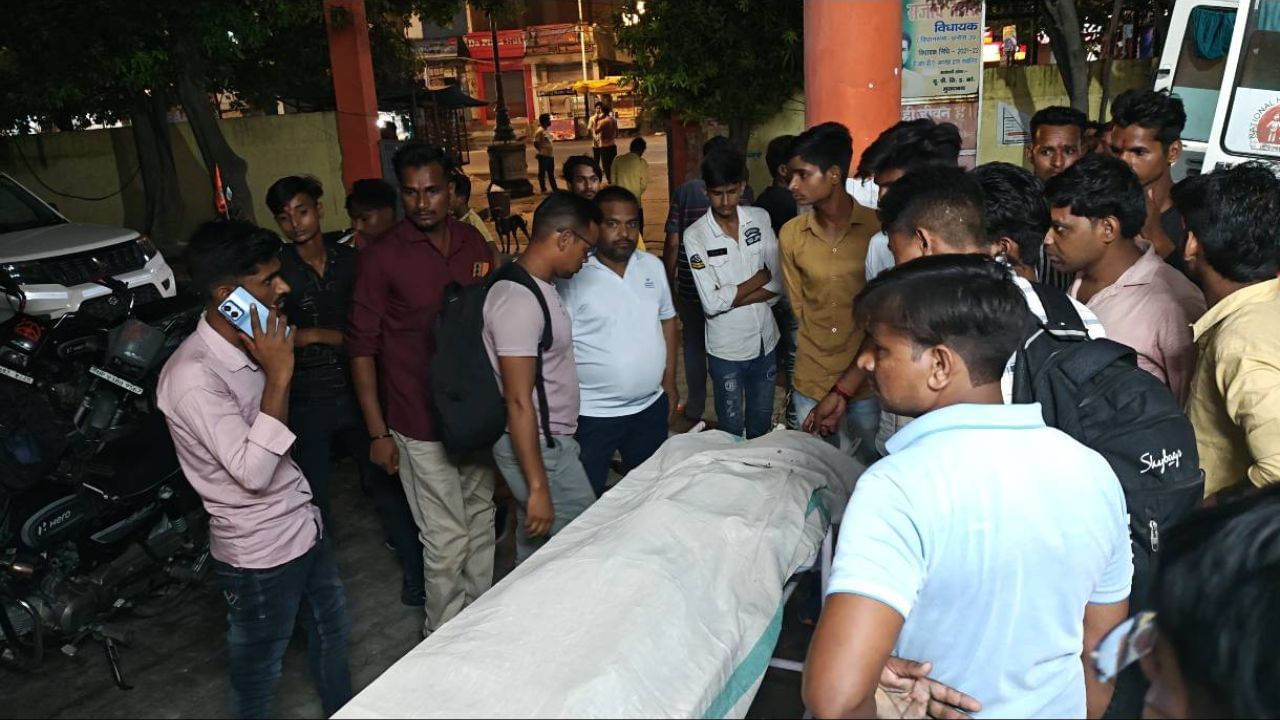 अमरोहा में डाक कांवड़ ले जा रहे कांवड़िए ट्रैक्टर से टकराए, 2 की मौत अमरोहा में डाक कांवड़ ले जा रहे कांवड़िए ट्रैक्टर से टकराए, 2 की मौत