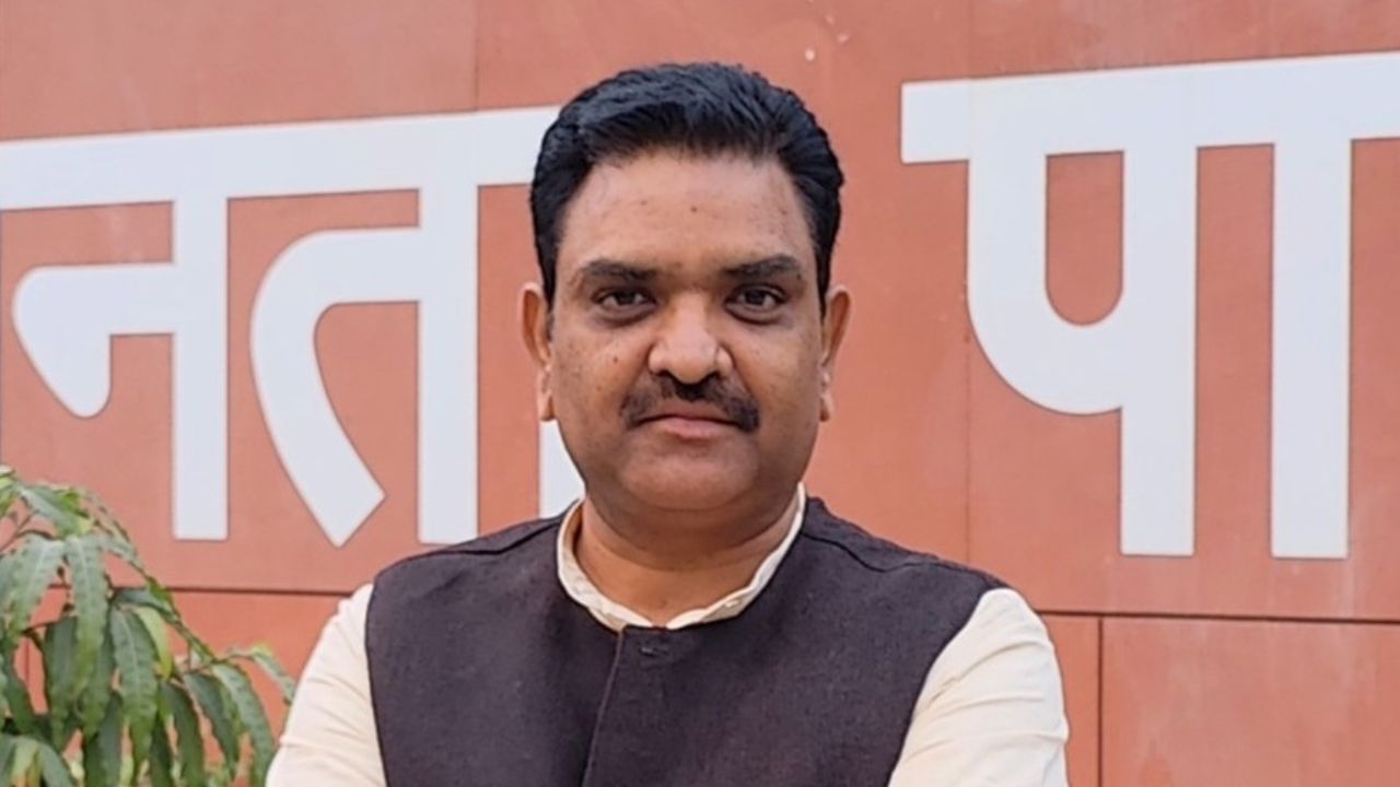 UP: नीली बत्ती वाली कार में नहीं चढ़े मंत्री असीम अरुण, कमिश्नर को लेटर लिख कहा- इसका कटे चालान UP: नीली बत्ती वाली कार में नहीं चढ़े मंत्री असीम अरुण, कमिश्नर को लेटर लिख कहा- इसका कटे चालान