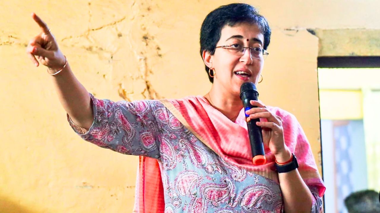 दिल्ली: दुकानदारों से मिलीं AAP नेता आतिशी, BJP के बुलडोजर से दुकानें बचाने का दिया भरोसा