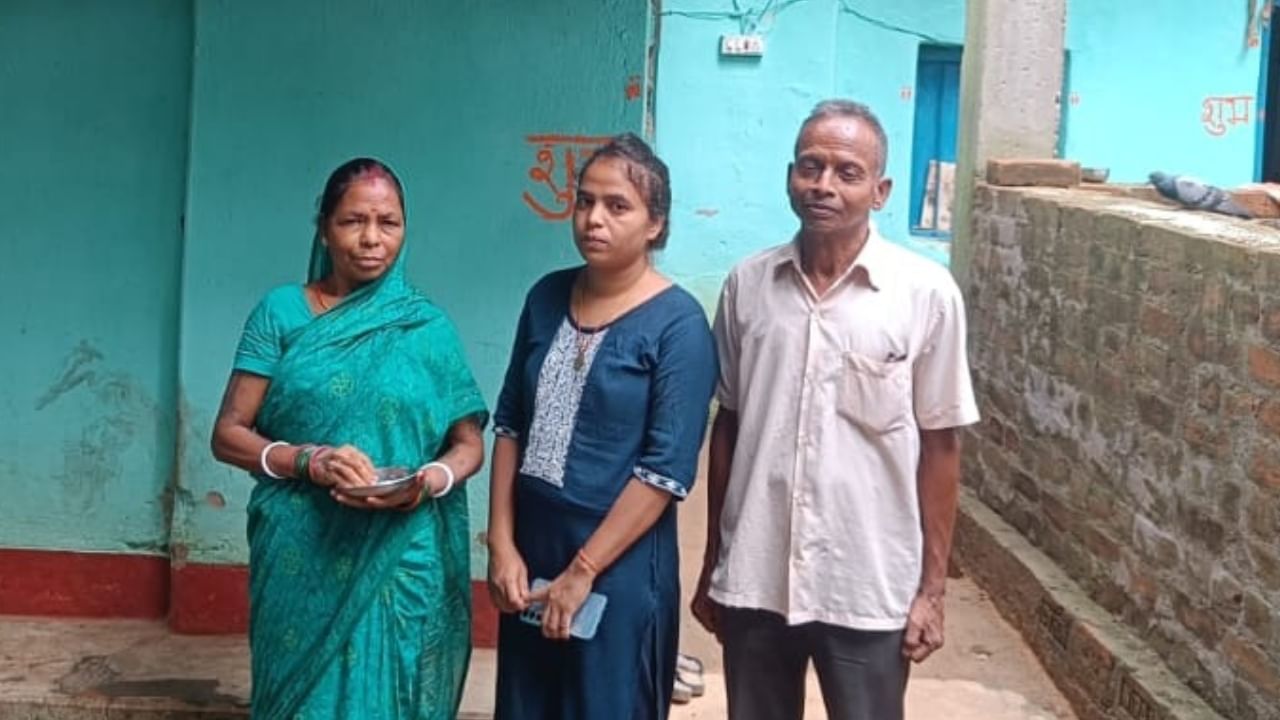 बेटी की सफलता पर मिठाई खिलाने के नहीं थे पैसे तो चीनी खिलाकर मां ने किया मुंह मीठा, पहाड़िया समुदाय की बबीता कैसे बनीं JPSC अफसर?