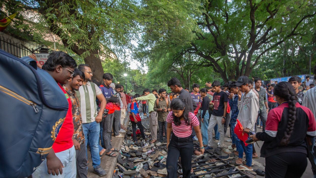 बेंगलुरु भगदड़: बुरी तरह फंस गई RCB, कर्नाटक सरकार ने दी केस चलाने की इजाजत बेंगलुरु भगदड़: बुरी तरह फंस गई RCB, कर्नाटक सरकार ने दी केस चलाने की इजाजत