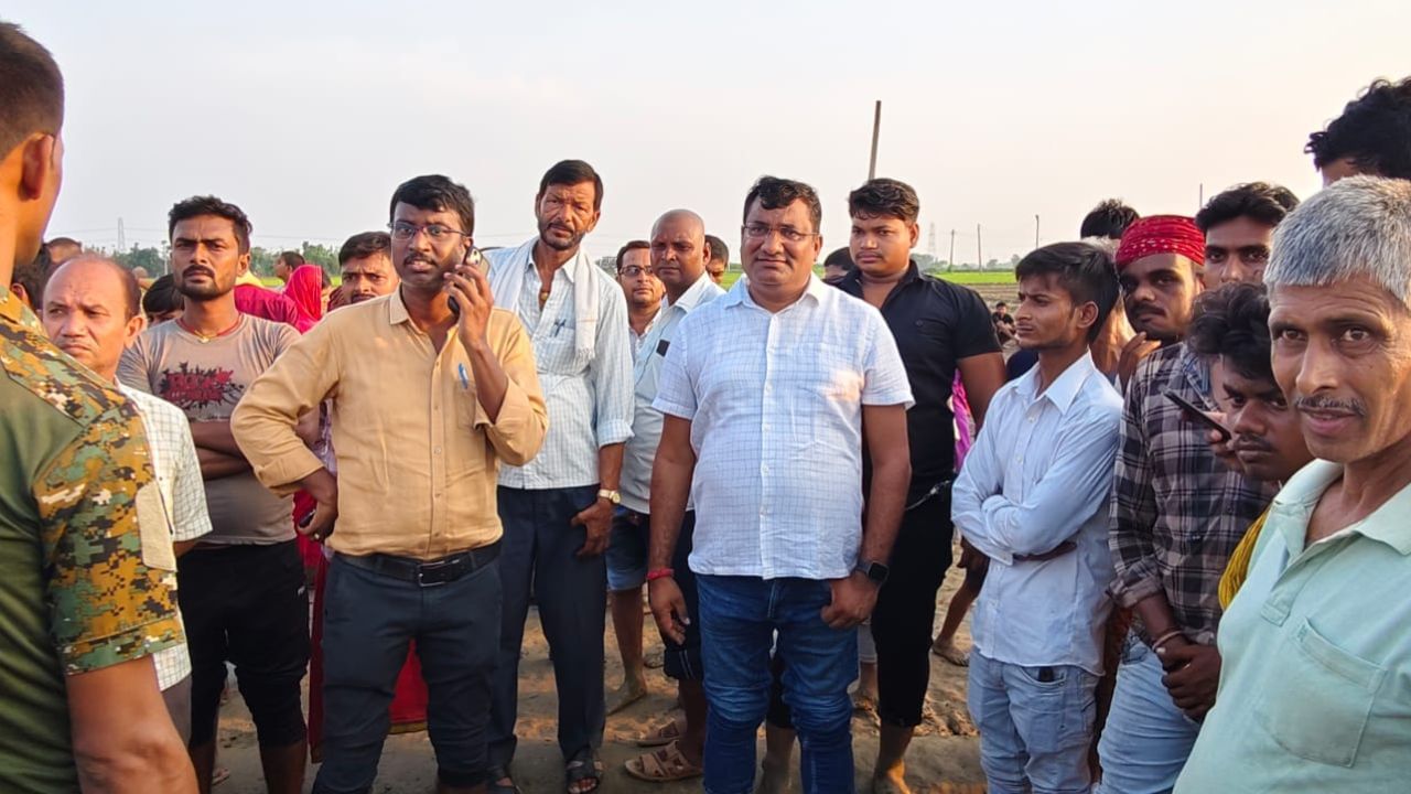 स्कूल के लिए घर से निकले, नदी में नहाने लगे बच्चे... 2 भाई, 2 बहनें लापता, तलाश में जुटे गोताखोर स्कूल के लिए घर से निकले, नदी में नहाने लगे बच्चे... 2 भाई, 2 बहनें लापता, तलाश में जुटे गोताखोर
