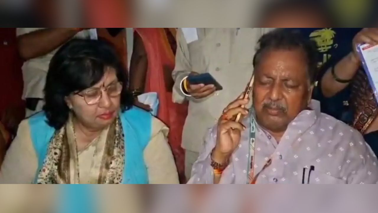 MP से नाराजगी, ब्रजेश पाठक को फोन करके खेला ब्राह्मण कार्ड... कानपुर में पुलिस के खिलाफ क्यों उतरे बीजेपी नेता MP से नाराजगी, ब्रजेश पाठक को फोन करके खेला ब्राह्मण कार्ड... कानपुर में पुलिस के खिलाफ क्यों उतरे बीजेपी नेता