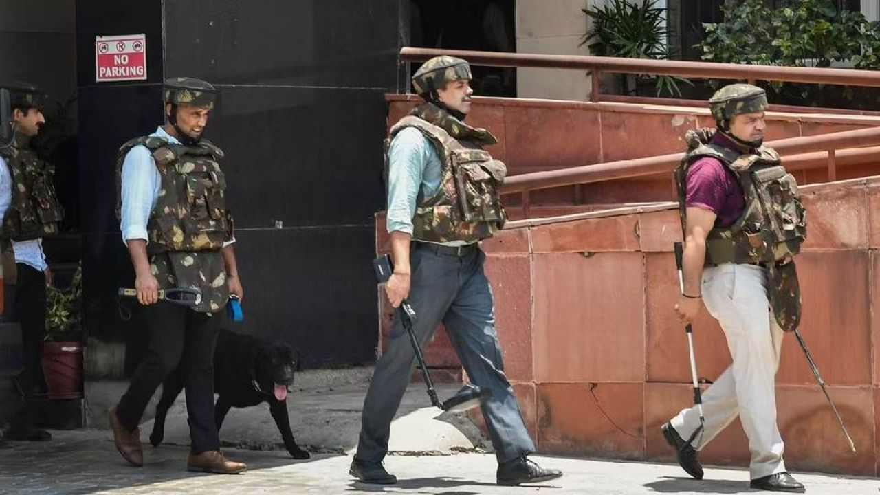मेरठ, कानपुर, आगरा समेत देश के 159 स्कूलों को बम से उड़ाने की धमकी, अलर्ट पर सुरक्षा एजेंसियां मेरठ, कानपुर, आगरा समेत देश के 159 स्कूलों को बम से उड़ाने की धमकी, अलर्ट पर सुरक्षा एजेंसियां