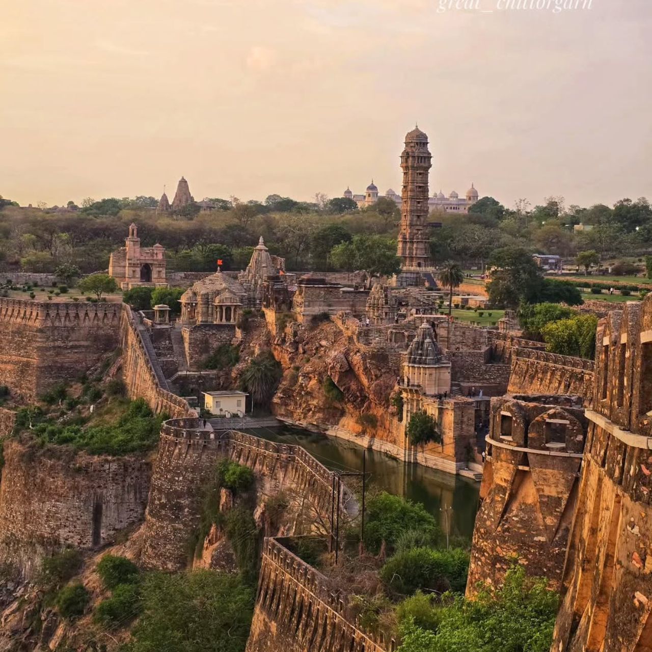 भारत के सबसे विशाल किले में सबसे पहला नाम है राजस्थान चित्तौड़गढ़ किले का. ये लगभग 700 एकड़ में फैला हुआ है और पहाड़ी चोटी पर स्थित है. ये किला मेवाड़ की शान रहा है और रानी पद्मिनी व राणा रतन सिंह जैसे ऐतिहासिक पात्रों से जुड़ा है.  किले के अंदर कई आपके कई और छोटे महल, मंदिर और जल स्त्रोत मिल जाएंगे. इसे घूमने के लिए आपको 1 दिन भी कम पड़ जाएगा. ( Credit:great_chittorgarh)