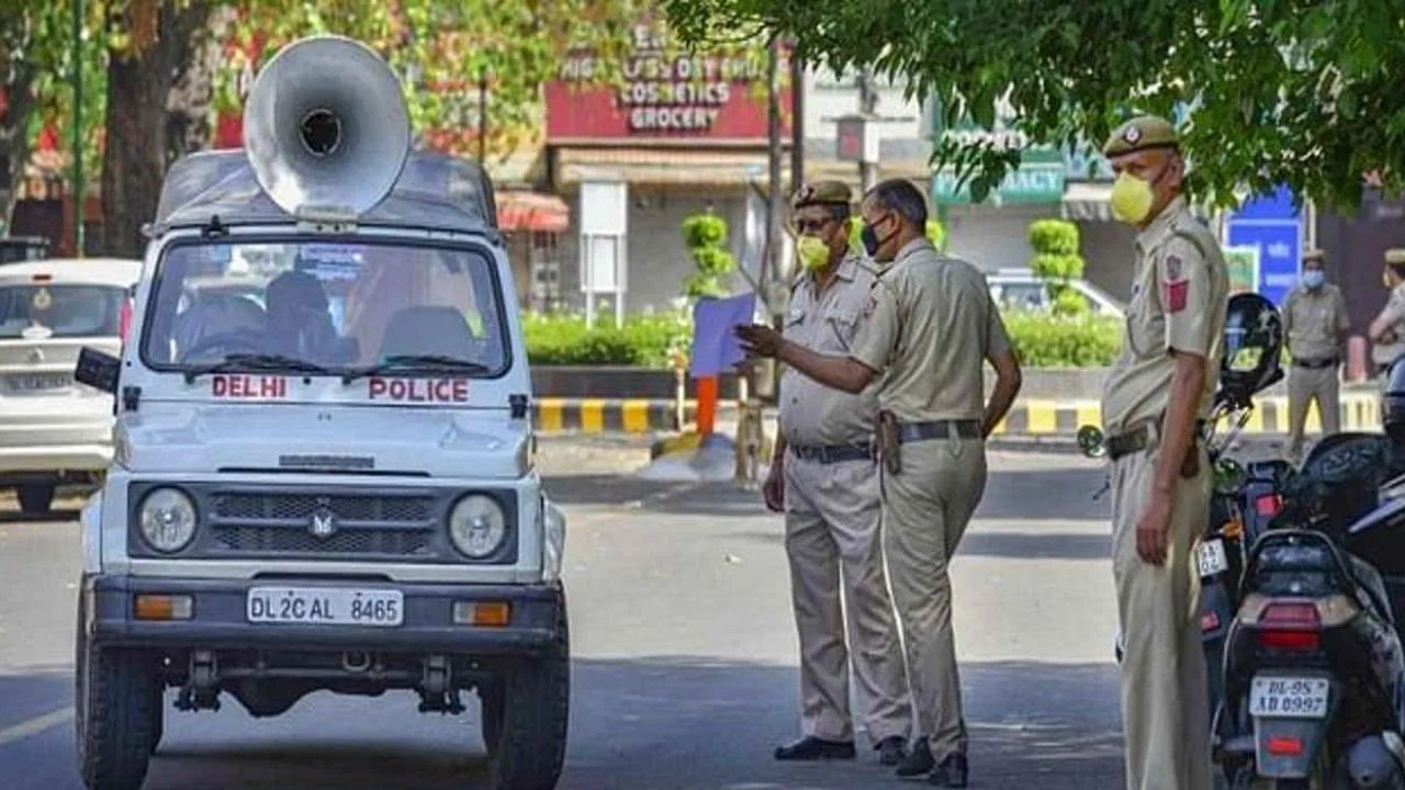 दिल्ली पुलिस के 2 सब इंस्पेक्टर इंदौर से गिरफ्तार, पास में मिला एक करोड़ का सोना; सीज खाते से की थी हेराफेरी दिल्ली पुलिस के 2 सब इंस्पेक्टर इंदौर से गिरफ्तार, पास में मिला एक करोड़ का सोना; सीज खाते से की थी हेराफेरी