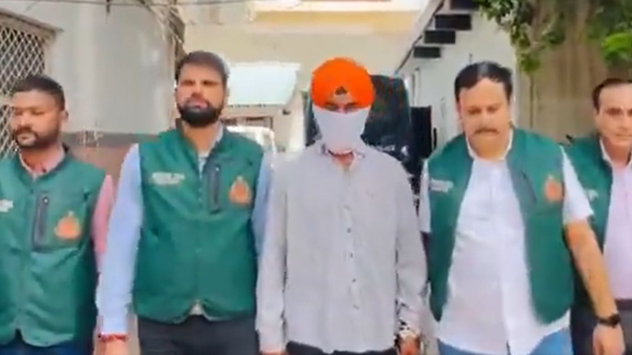 पंजाब ग्रेनेड हमले में बड़ी सफलता, दिल्ली पुलिस ने खालिस्तानी आतंकी करनबीर सिंह को किया अरेस्ट पंजाब ग्रेनेड हमले में बड़ी सफलता, दिल्ली पुलिस ने खालिस्तानी आतंकी करनबीर सिंह को किया अरेस्ट