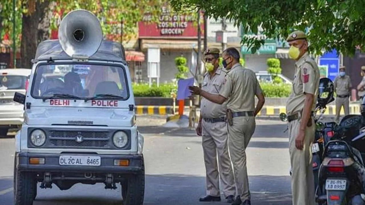 दिल्ली में डबल मर्डर, बंद घर में मिली मां-बेटे की लाश, नौकर हुआ फरार