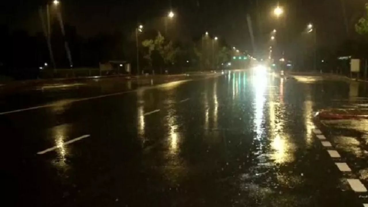 दिल्ली के कई इलाकों में झमाझम बारिश, गर्मी से राहत, जानें कैसा रहेगा आज का मौसम