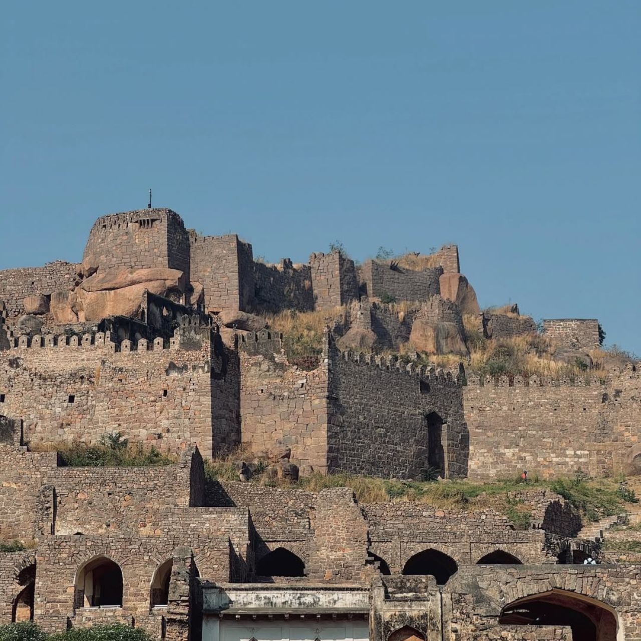 ये किला  पुराने हैदराबाद में स्थित है और करीब 11 किलोमीटर तक फैला हुआ है. ये कुतुब शाही वंश की राजधानी रहा है और हीरों के व्यापार के लिए प्रसिद्ध था.  कहते हैं कि कोहिनूर हीरा भी यहीं से निकला था. इसकी खास बात ये है कि मुख्य द्वार पर ताली बजाने से ऊपर तक आवाज पहुंचती है. (Credit:muhmdbin)