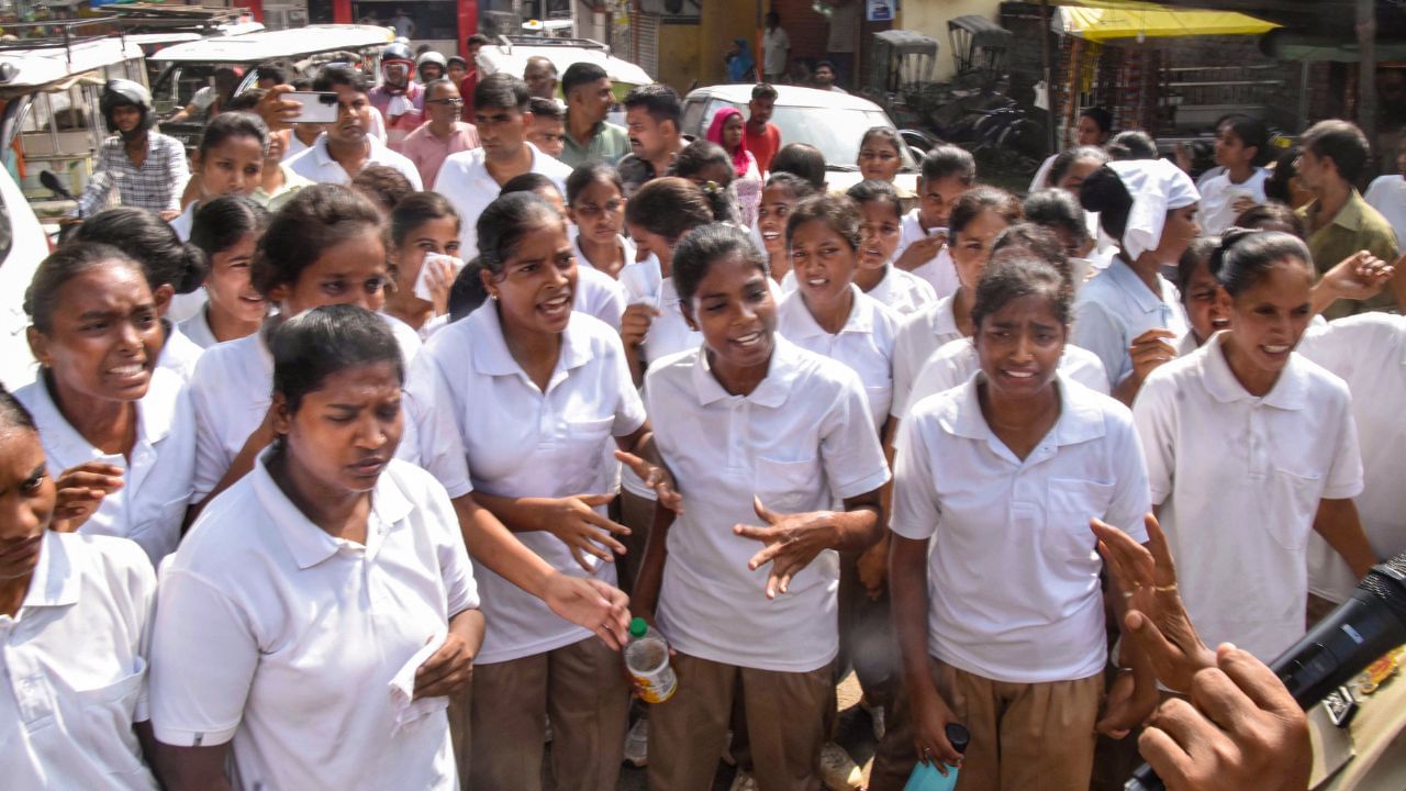 UP: ट्रेनी महिला सिपाहियों का हंगामा, शासन ने लिया एक्शन, सुविधाओं में होगा सुधार UP: ट्रेनी महिला सिपाहियों का हंगामा, शासन ने लिया एक्शन, सुविधाओं में होगा सुधार