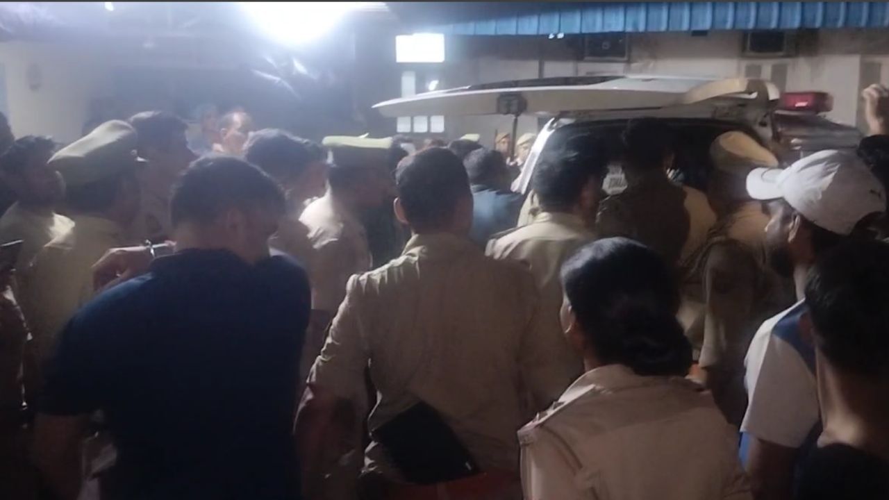 उत्तर प्रदेश: हापुड़ में अज्ञात वाहन ने बाइक को मारी टक्कर, हादसे में पांच लोगों की मौत