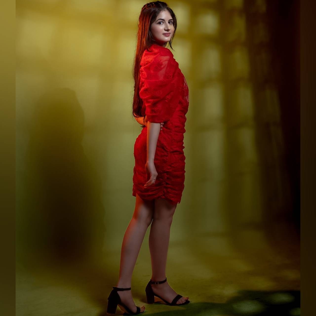 इस रेड कलर की शॉर्ट ड्रेस में एक्ट्रेस का लुक क्लासी लग रहा है. हील्स, मेकअप और ब्रेडेड हेयर स्टाइल उनके लुक को निखारने का काम कर रहे हैं. यंग गर्ल्स एक्ट्रेस के इस लुक से आइडिया ले सकती हैं. ड्रेस का डिजाइन बेहतरीन लग रहा है.