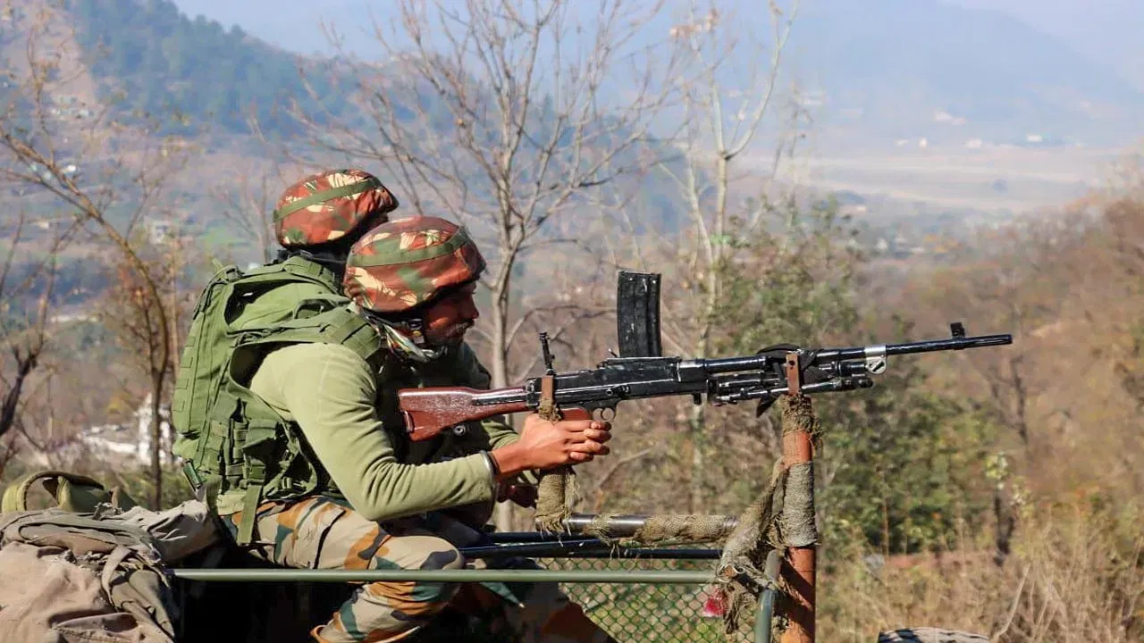 जम्मू-कश्मीर में आतंक के खिलाफ अभियान तेज, पुराने सुरक्षा पिकेट्स को किया जा रहा फिर से तैनात जम्मू-कश्मीर में आतंक के खिलाफ अभियान तेज, पुराने सुरक्षा पिकेट्स को किया जा रहा फिर से तैनात