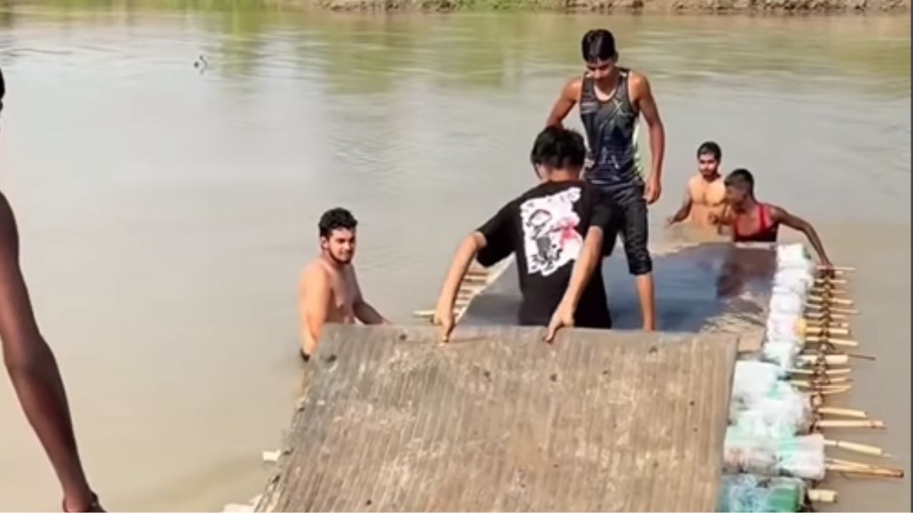 Viral Video: कबाड़ में रखी बोतलों से तैयार की क्रिकेट पिच, फिर चलाया जुगाड़ का ऐसा जादू...मामला हो गया हिट Viral Video: कबाड़ में रखी बोतलों से तैयार की क्रिकेट पिच, फिर चलाया जुगाड़ का ऐसा जादू...मामला हो गया हिट