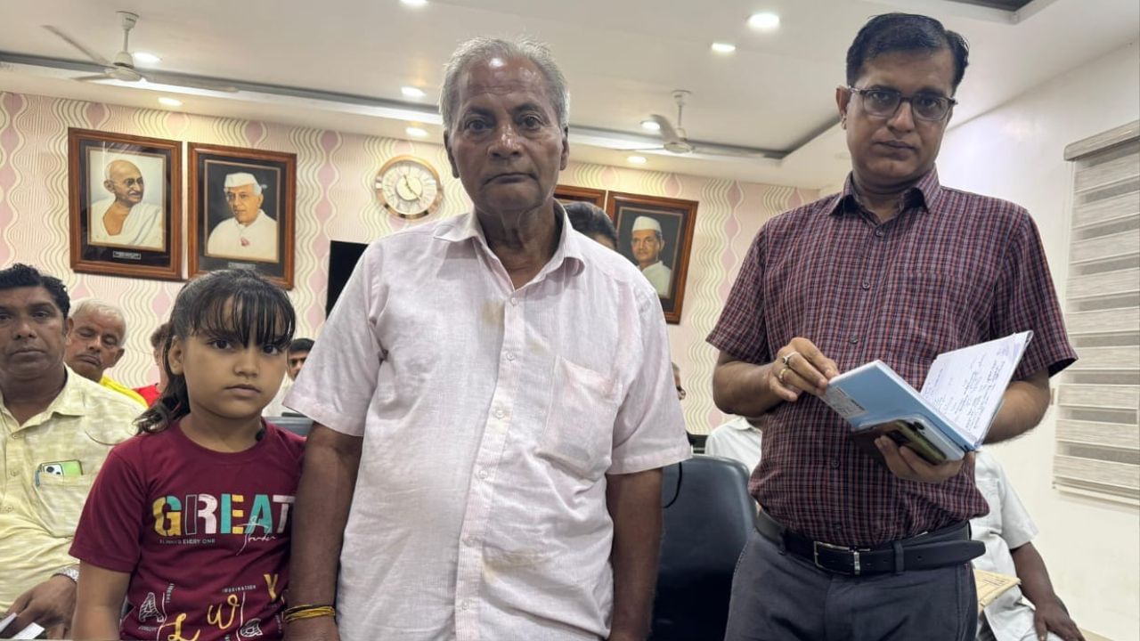 मां की मौत, पिता ने 8 साल की बच्ची को घर से निकाला... अब DM की मदद से मिलेगा 'अपना घर' मां की मौत, पिता ने 8 साल की बच्ची को घर से निकाला... अब DM की मदद से मिलेगा 'अपना घर'