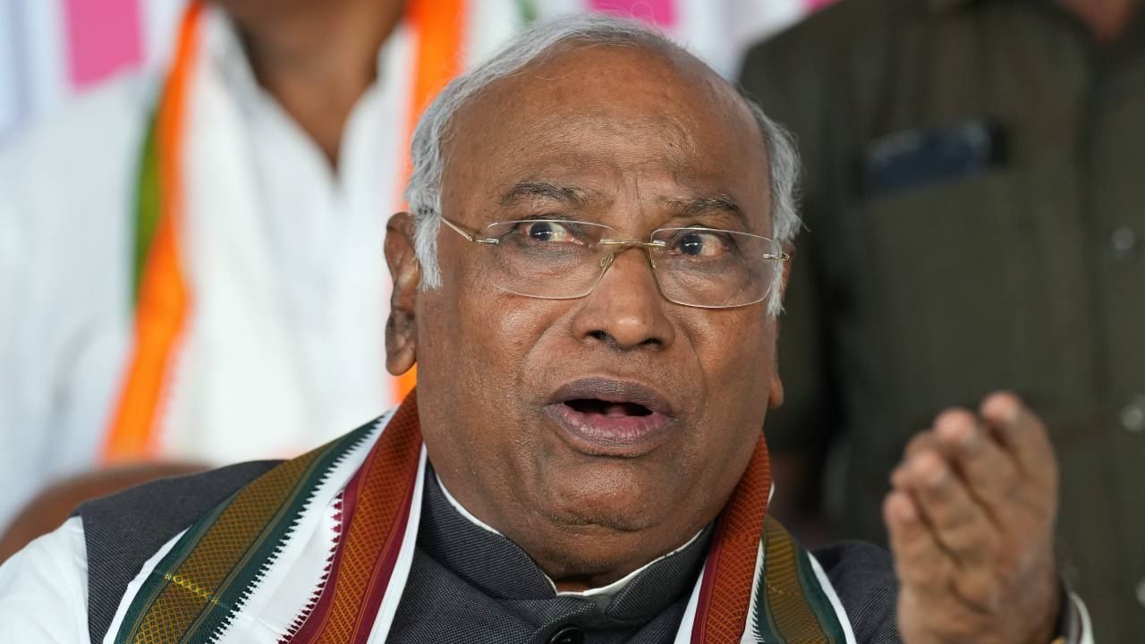 धनखड़ साहब रहे या जाएं... कांग्रेस अध्यक्ष खरगे ने तय की पार्टी लाइन, जयराम रमेश ने साधी चुप्पी धनखड़ साहब रहे या जाएं... कांग्रेस अध्यक्ष खरगे ने तय की पार्टी लाइन, जयराम रमेश ने साधी चुप्पी