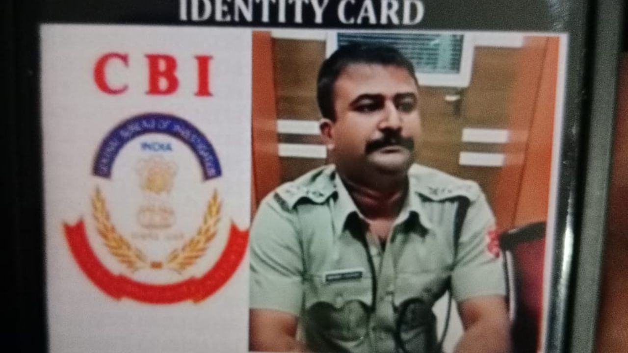 तन पर वर्दी, आईडी कार्ड पर CBI... मथुरा पुलिस ने ऐसे गिरफ्तार किया फर्जी अधिकारी