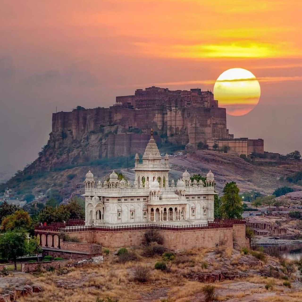 राजस्थान के जोधपुर में स्थित मेहरानगढ़ के राव जोधा द्वारा 15वीं शताब्दी में बनवाया गया था.  ये किला एक पहाड़ी पर करीब 400 फीट की ऊंचाई पर बना हुआ है. ये विशाल किला की दीवारे आपको एतिहास के करीब ले जाती हैं. यहां आपको एक म्यूजियम भी मिल जाएगा, जिसमें पुरानी तलवारें, हथियार, पोशाकें और पालकियां रखी हुई हैं. (Credit: beautyofindiainsta)