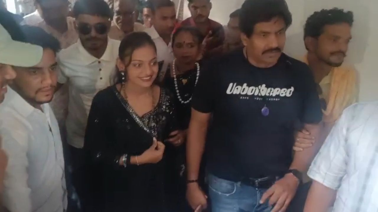 मूवी शूटिंग के लिए शिवपुरी पहुंची वायरल गर्ल मोनालिसा, एक झलक पाने उमड़े लोग