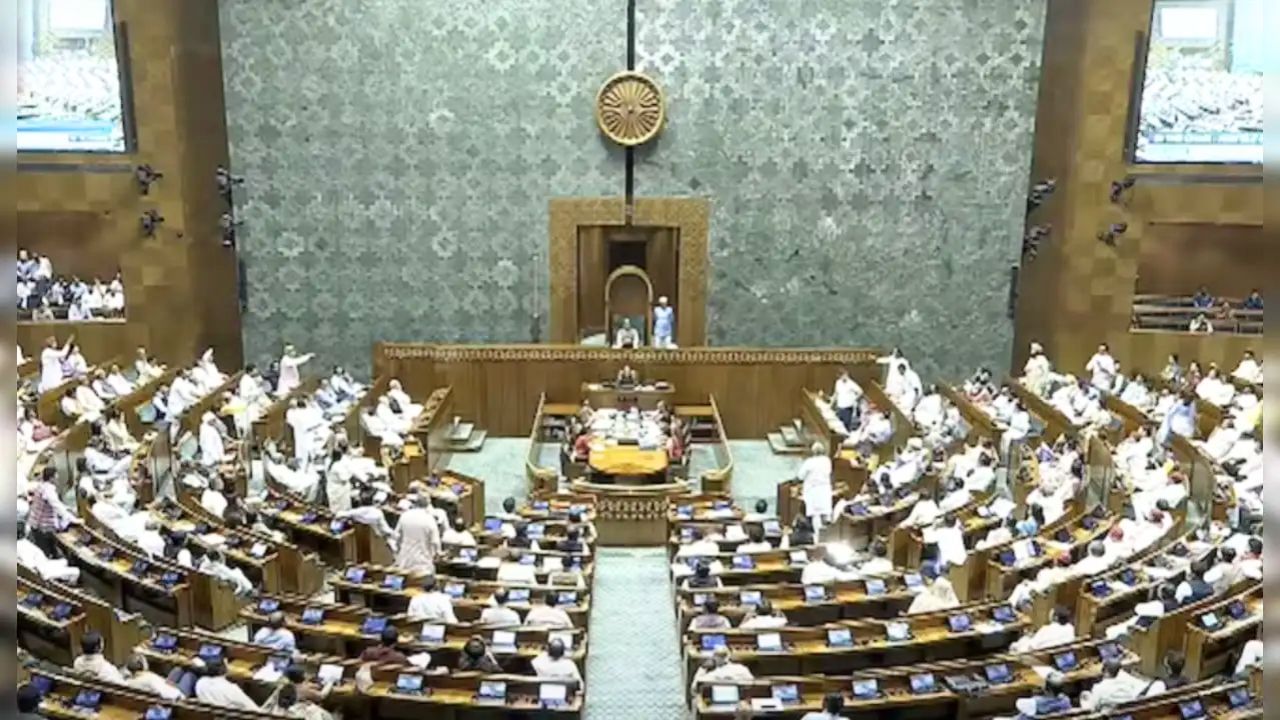 ऑपरेशन सिंदूर पर लोकसभा में आज तो राज्यसभा में कल चर्चा, पक्ष-विपक्ष में टकराव तय! ऑपरेशन सिंदूर पर लोकसभा में आज तो राज्यसभा में कल चर्चा, पक्ष-विपक्ष में टकराव तय!