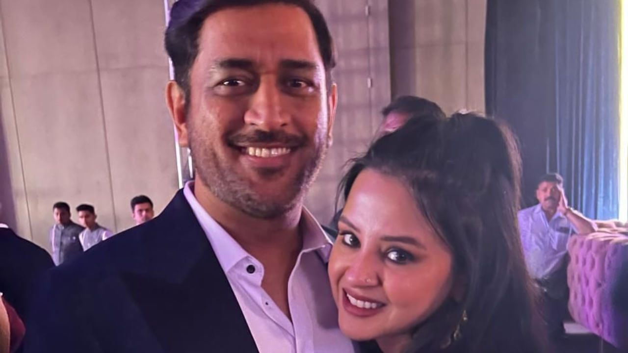 धोनी गोद में किसको खिलाते हुए नजर आए? पत्नी साक्षी ने शेयर की PHOTOS धोनी गोद में किसको खिलाते हुए नजर आए? पत्नी साक्षी ने शेयर की PHOTOS