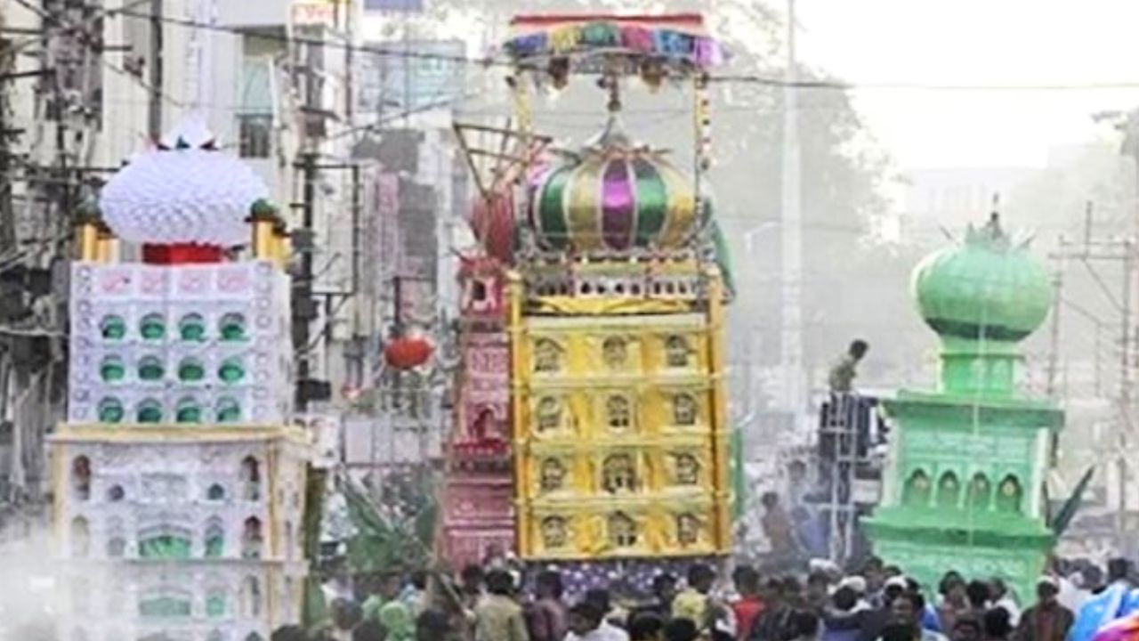 मुहर्रम जुलूस के दौरान बडा हादसा, करेंट की चपेट में आने से 1 की मौत, 50 से भी ज्यादा लोग झुलसे मुहर्रम जुलूस के दौरान बडा हादसा, करेंट की चपेट में आने से 1 की मौत, 50 से भी ज्यादा लोग झुलसे