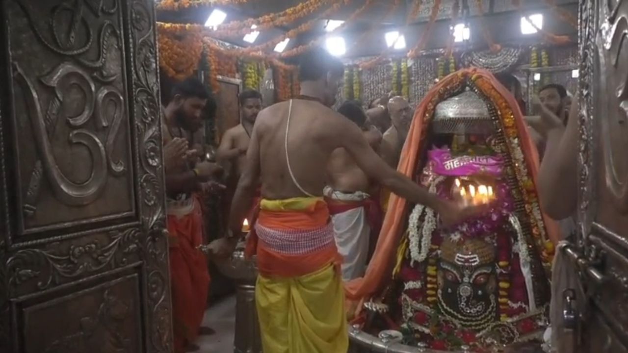 Sawan Third Somwar 2025: तीसरे सोमवार पर शिवमय हुआ उज्जैन, भगवान गणेश के स्वरूप में दिखे महाकाल, गुजरात-महाराष्ट्र से भी हजारों श्रद्धालु पहुंचे Sawan Third Somwar 2025: तीसरे सोमवार पर शिवमय हुआ उज्जैन, भगवान गणेश के स्वरूप में दिखे महाकाल, गुजरात-महाराष्ट्र से भी हजारों श्रद्धालु पहुंचे