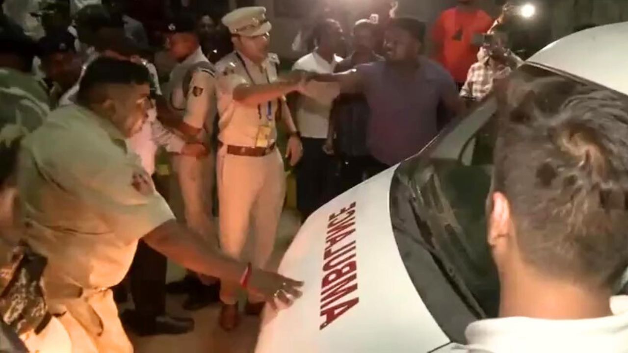 जिंदगी की जंग हार गई सौम्याश्री, आत्मदाह के बाद चल रहा था इलाज, BJD कार्यकर्ताओं ने किया प्रदर्शन जिंदगी की जंग हार गई सौम्याश्री, आत्मदाह के बाद चल रहा था इलाज, BJD कार्यकर्ताओं ने किया प्रदर्शन