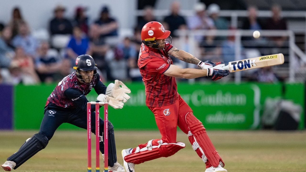 RCB के बल्लेबाज ने इंग्लैंड में मचाया बवाल, छक्का मारकर होटल में पहुंचाई गेंद RCB के बल्लेबाज ने इंग्लैंड में मचाया बवाल, छक्का मारकर होटल में पहुंचाई गेंद