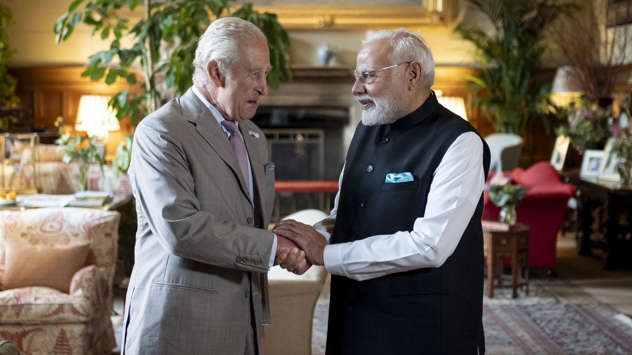 PM MODI UK VISIT: पीएम मोदी ने किंग चार्ल्स से की मुलाकात, भेंट किया खास गिफ्ट PM MODI UK VISIT: पीएम मोदी ने किंग चार्ल्स से की मुलाकात, भेंट किया खास गिफ्ट