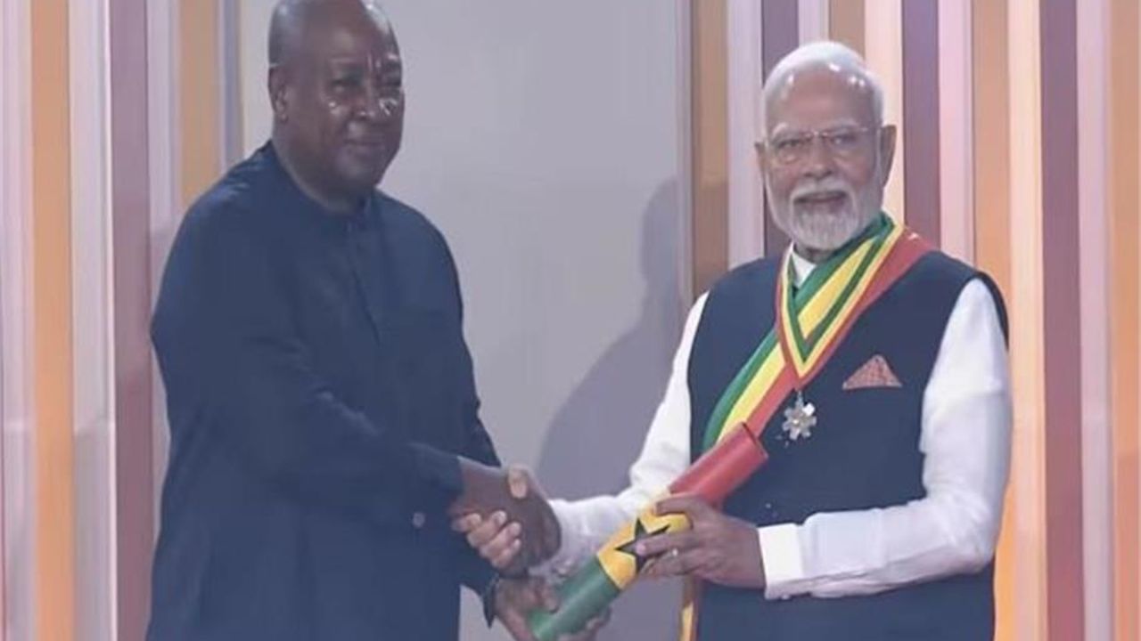 प्रधानमंत्री मोदी को मिला घाना का सर्वोच्च नागरिक सम्मान, राष्ट्रपति महामा ने किया सम्मानित