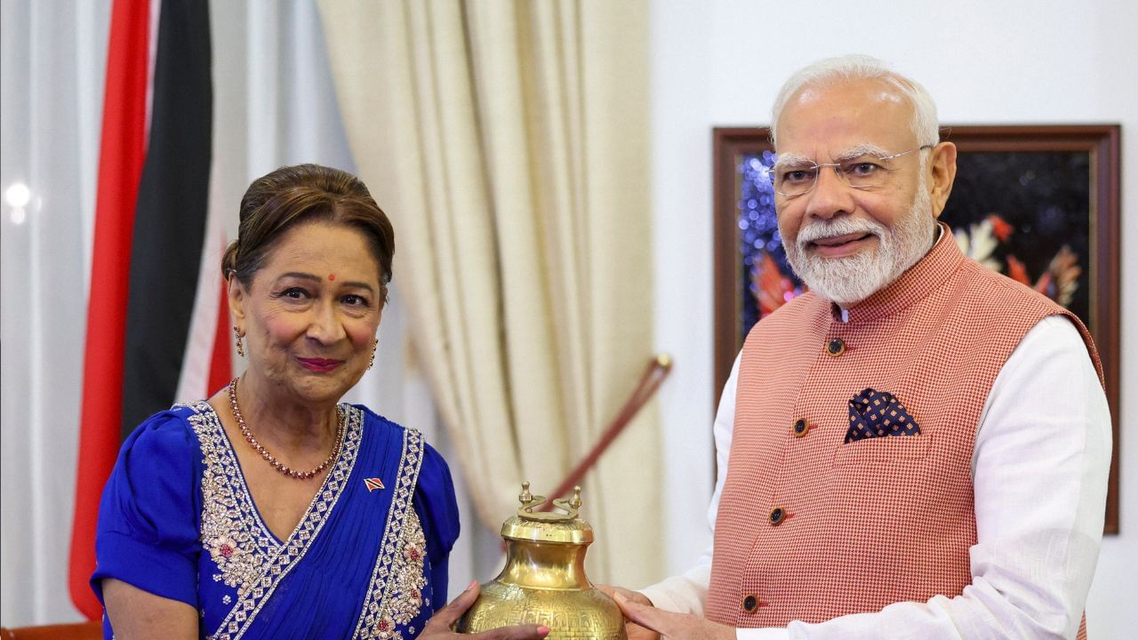 PM की लिखी कविता को पढ़ा...त्रिनिदाद और टोबैगो की पीएम ने मोदी की तारीफ में क्या-क्या बोला? PM की लिखी कविता को पढ़ा...त्रिनिदाद और टोबैगो की पीएम ने मोदी की तारीफ में क्या-क्या बोला?