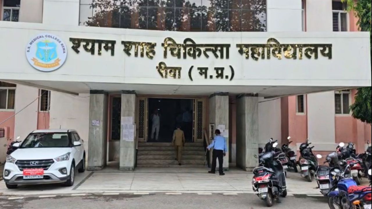 80 नर्सिंग छात्राओं से की गंदी हरकत, मेडिकल कॉलेज ने डॉक्टर को किया सस्पेंड... अब हो रही जांच 80 नर्सिंग छात्राओं से की गंदी हरकत, मेडिकल कॉलेज ने डॉक्टर को किया सस्पेंड... अब हो रही जांच