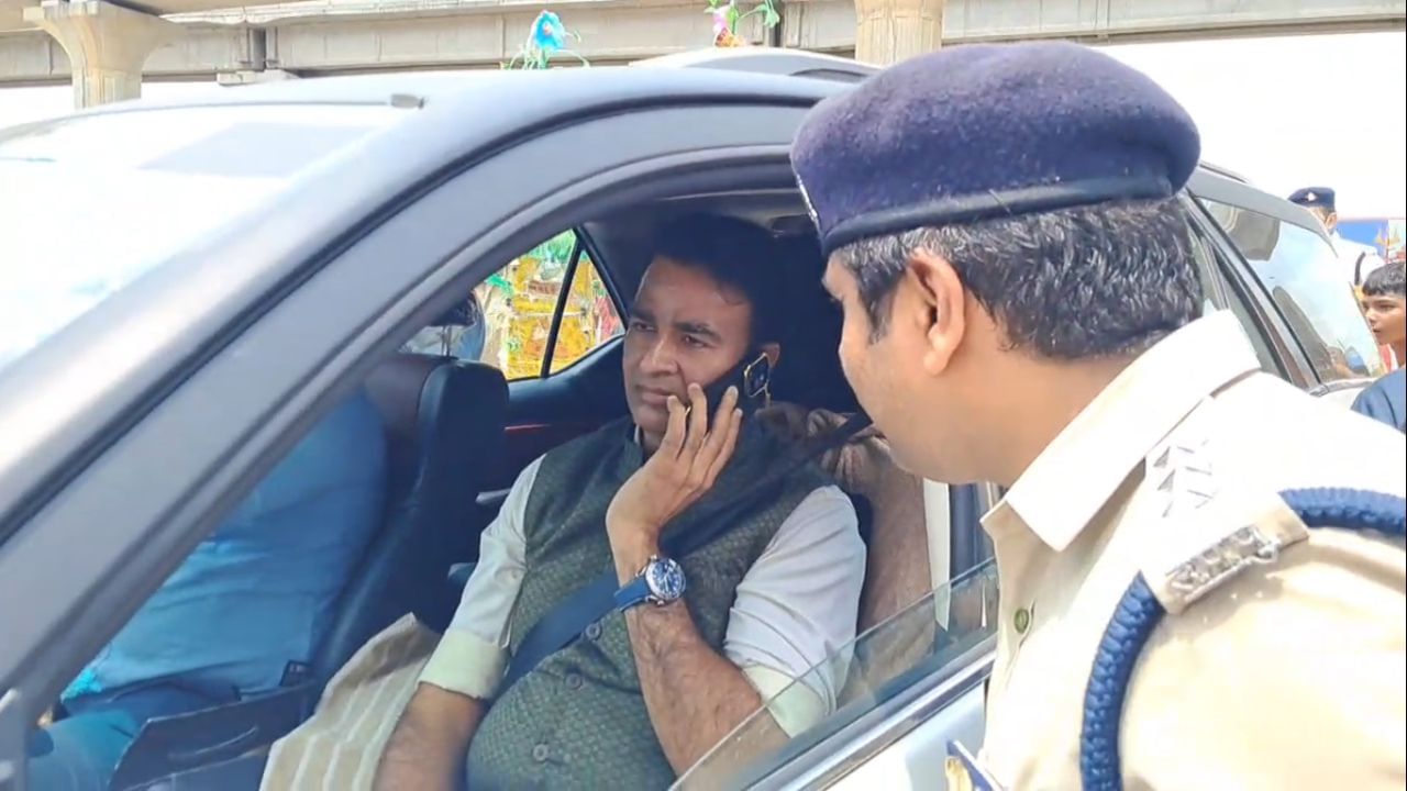 अपनी ही गाड़ी से जाऊंगा... मेरठ में पुलिस से जमकर हुई BJP नेता संगीत सोम की झड़प, लक्ष्मीकांत वाजपेयी ने भी दिखाए तेवर अपनी ही गाड़ी से जाऊंगा... मेरठ में पुलिस से जमकर हुई BJP नेता संगीत सोम की झड़प, लक्ष्मीकांत वाजपेयी ने भी दिखाए तेवर
