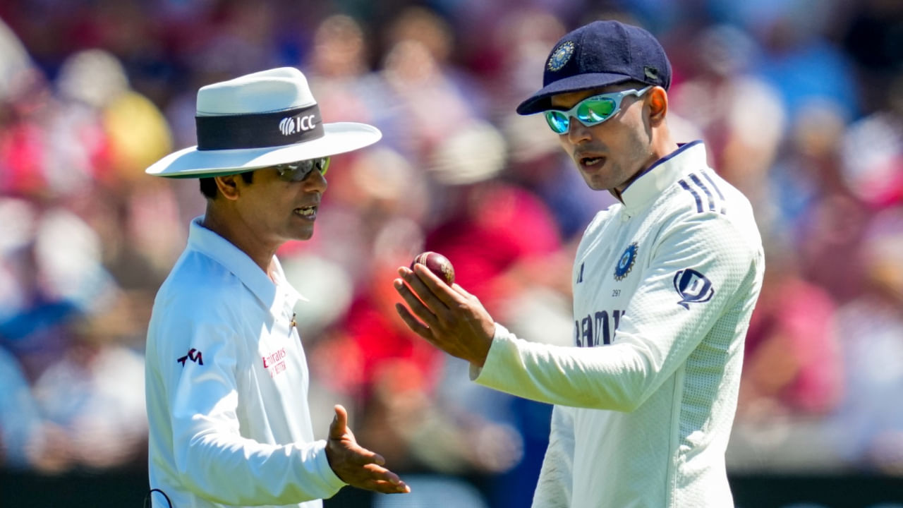 Dukes Ball Controversy: 18 ओवर में 2 बार खराब हुई गेंद, इंग्लैंड के दिग्गज गेंदबाज ने ही ड्यूक्स बॉल को बता दिया खराब Dukes Ball Controversy: 18 ओवर में 2 बार खराब हुई गेंद, इंग्लैंड के दिग्गज गेंदबाज ने ही ड्यूक्स बॉल को बता दिया खराब