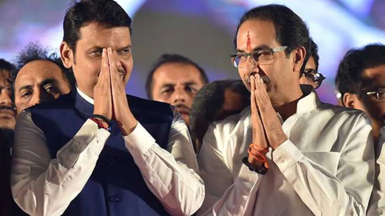 उद्धव-फडणवीस की हंसी... सियासी मुस्कान या महाराष्ट्र में फिर से पक रही कोई नई खिचड़ी? उद्धव-फडणवीस की हंसी... सियासी मुस्कान या महाराष्ट्र में फिर से पक रही कोई नई खिचड़ी?