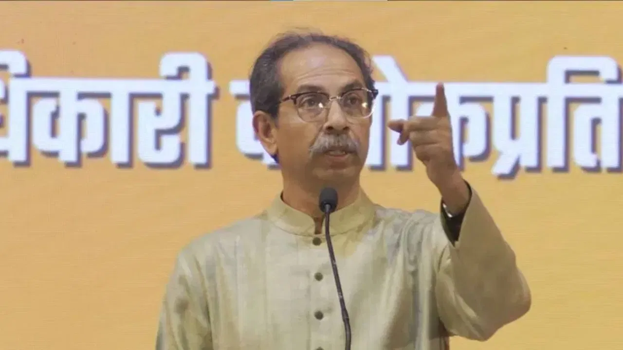 जनता की सुरक्षा या भाजपा की ढाल... जन सुरक्षा बिल पर उद्धव का हमला जनता की सुरक्षा या भाजपा की ढाल... जन सुरक्षा बिल पर उद्धव का हमला