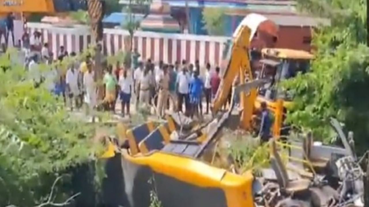 तमिलनाडु: कुड्डालोर में भीषण हादसा, रेलवे फाटक पार कर रहे बस को ट्रेन ने मारी टक्कर, दो छात्रों की मौत तमिलनाडु: कुड्डालोर में भीषण हादसा, रेलवे फाटक पार कर रहे बस को ट्रेन ने मारी टक्कर, दो छात्रों की मौत