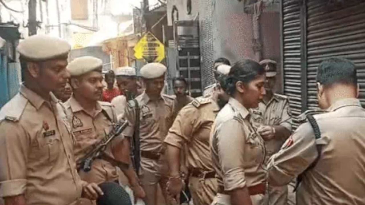 अयोध्या के होटल में खूनी खेल! युवक ने पहले युवती को मारी गोली, फिर खुद की भी ले ली जान; पति-पत्नी बताकर रुके थे अयोध्या के होटल में खूनी खेल! युवक ने पहले युवती को मारी गोली, फिर खुद की भी ले ली जान; पति-पत्नी बताकर रुके थे