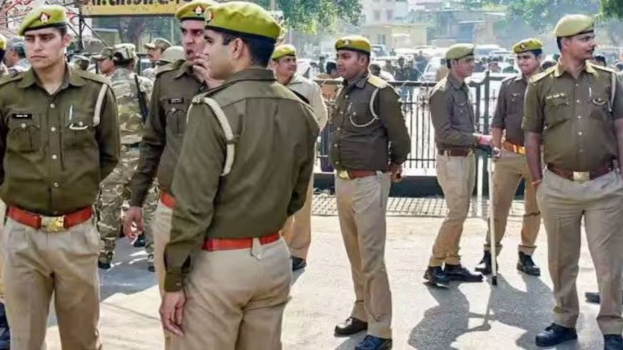 बरेली: पेठा बनाने वाले कारखाने में पड़ी रेड, तभी हुआ हादसा...चाशनी से भरी कड़ाही में कारीगर गिरा, तड़प-तड़प कर मौत बरेली: पेठा बनाने वाले कारखाने में पड़ी रेड, तभी हुआ हादसा...चाशनी से भरी कड़ाही में कारीगर गिरा, तड़प-तड़प कर मौत